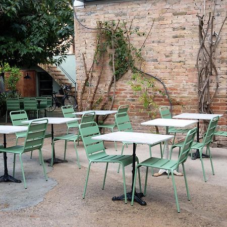 Flora Bed & Breakfast Banyoles Ngoại thất bức ảnh