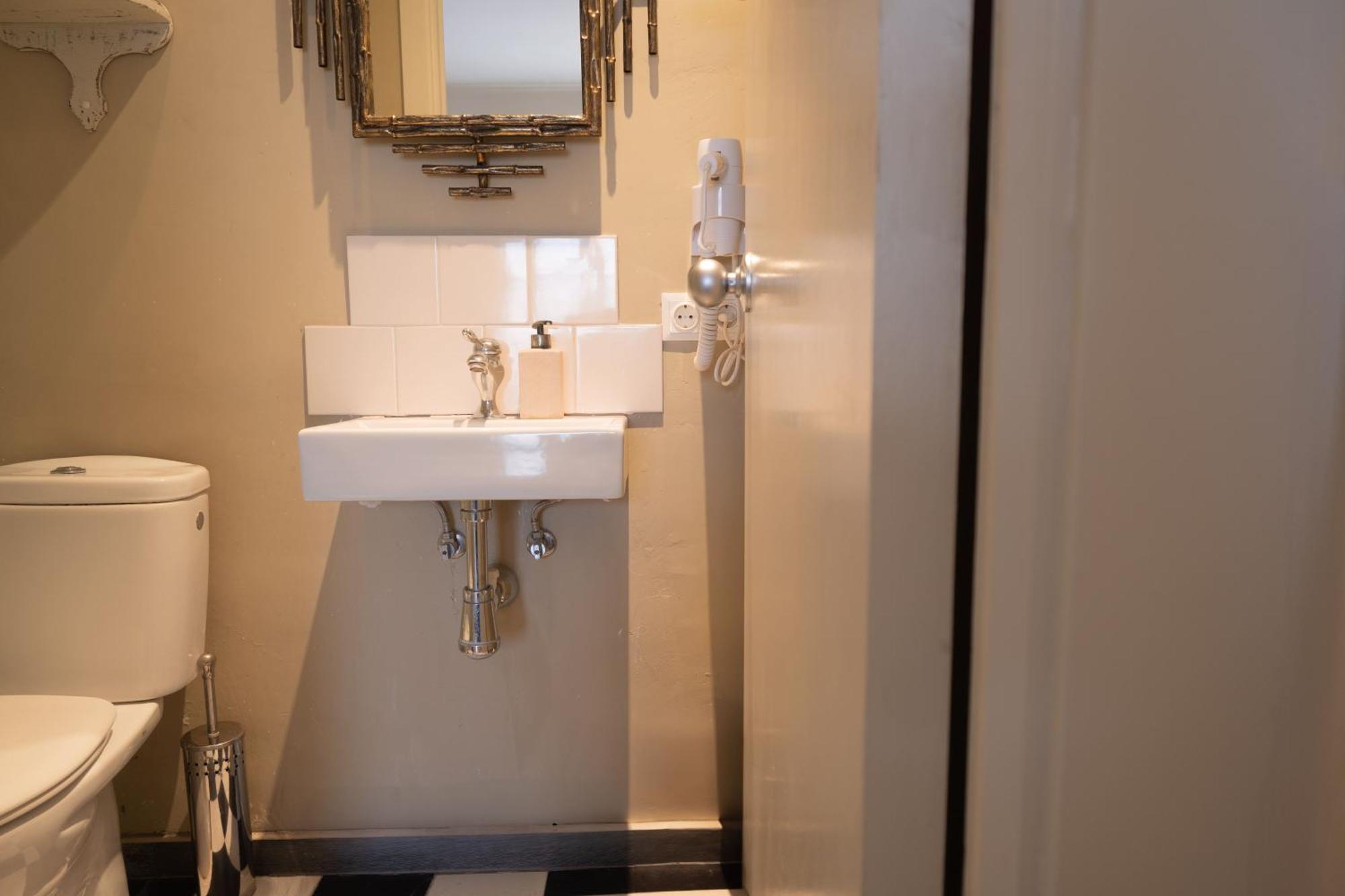 Flora Bed & Breakfast Banyoles Ngoại thất bức ảnh