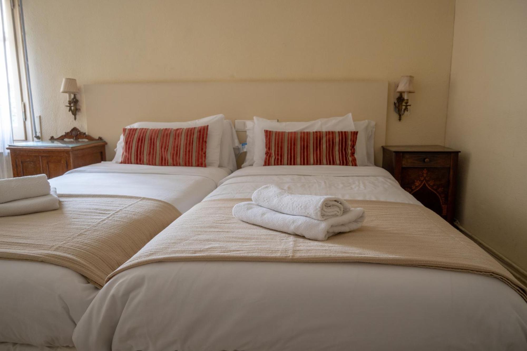 Flora Bed & Breakfast Banyoles Ngoại thất bức ảnh