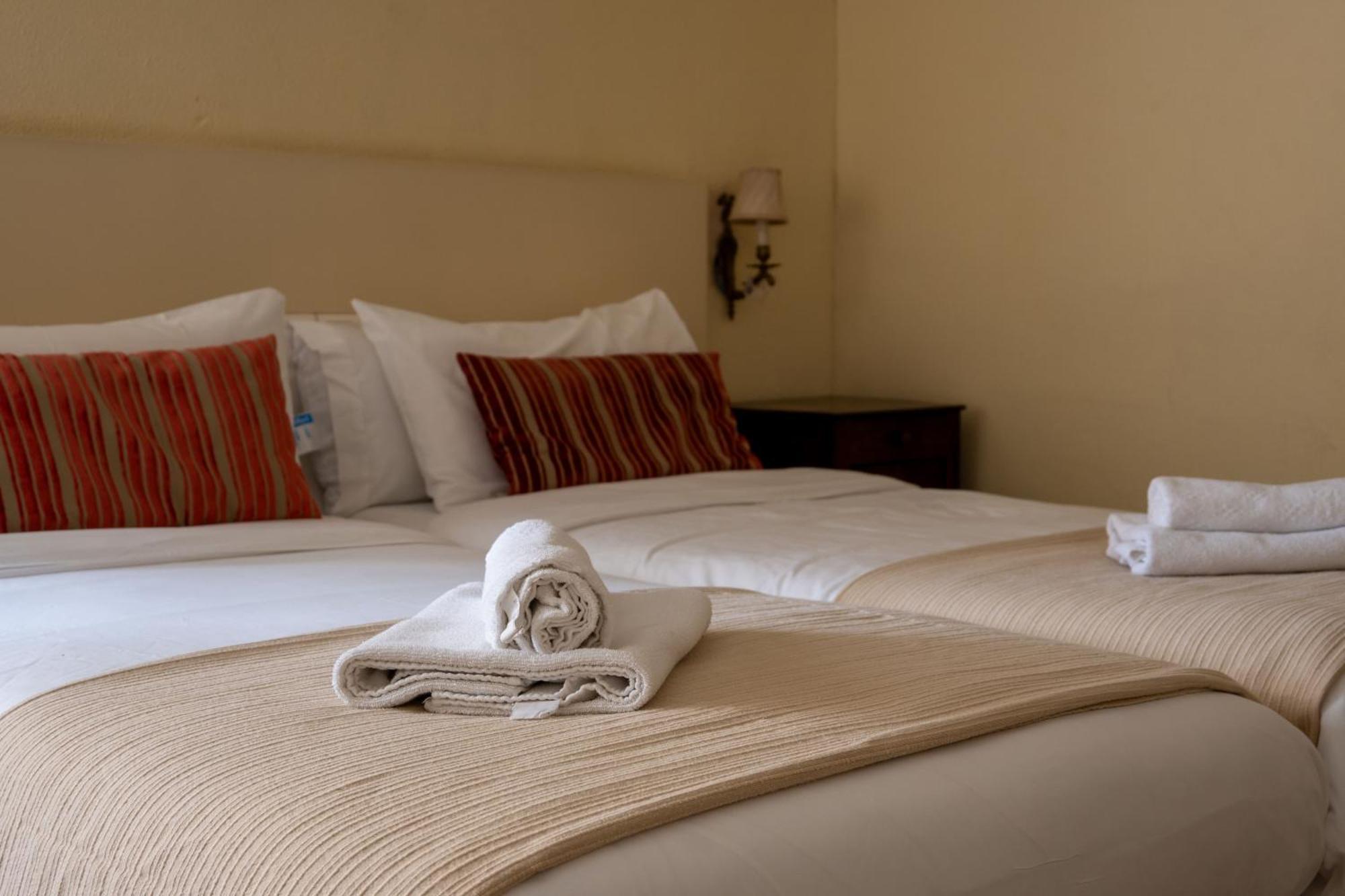 Flora Bed & Breakfast Banyoles Ngoại thất bức ảnh