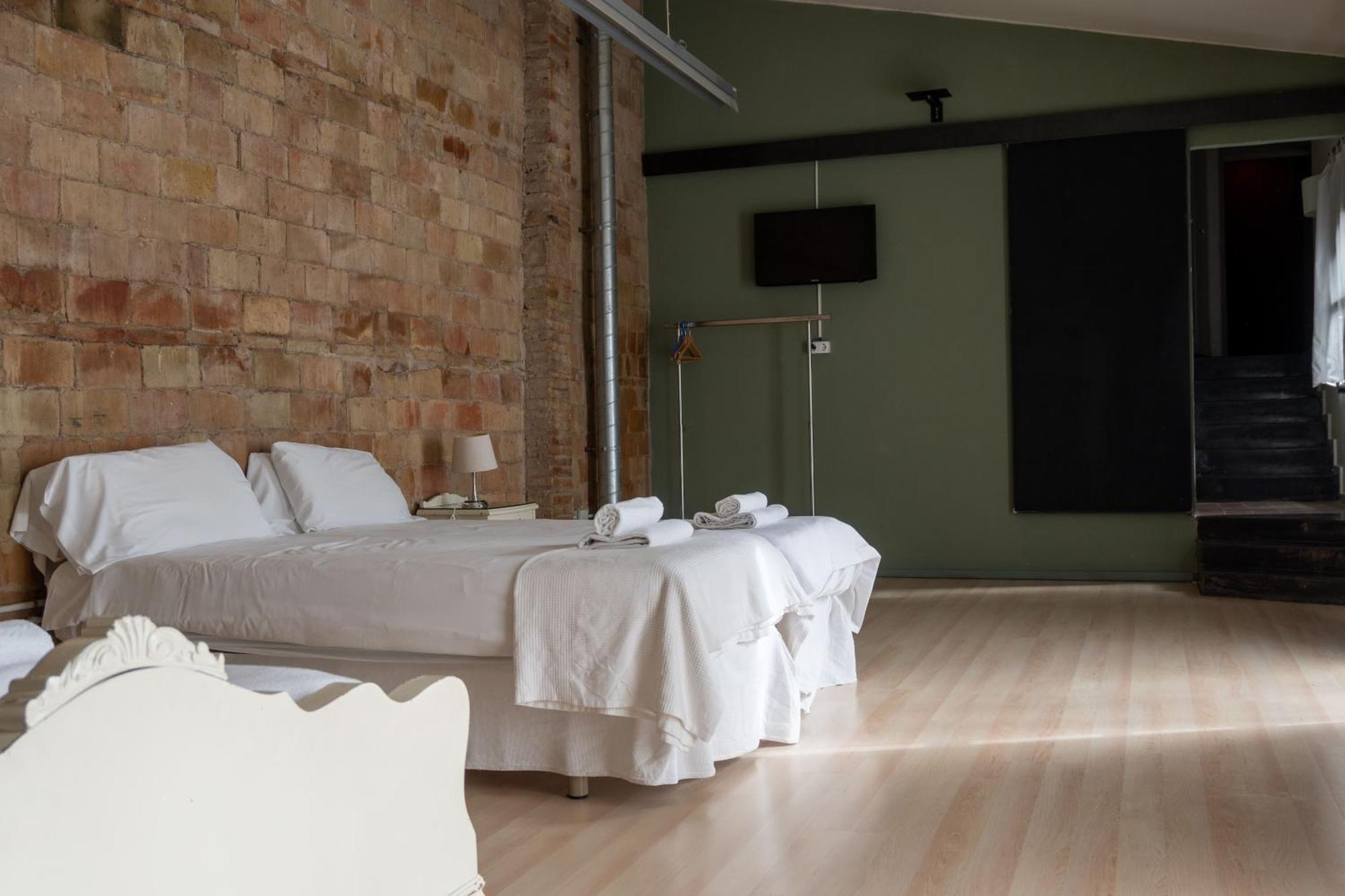 Flora Bed & Breakfast Banyoles Ngoại thất bức ảnh
