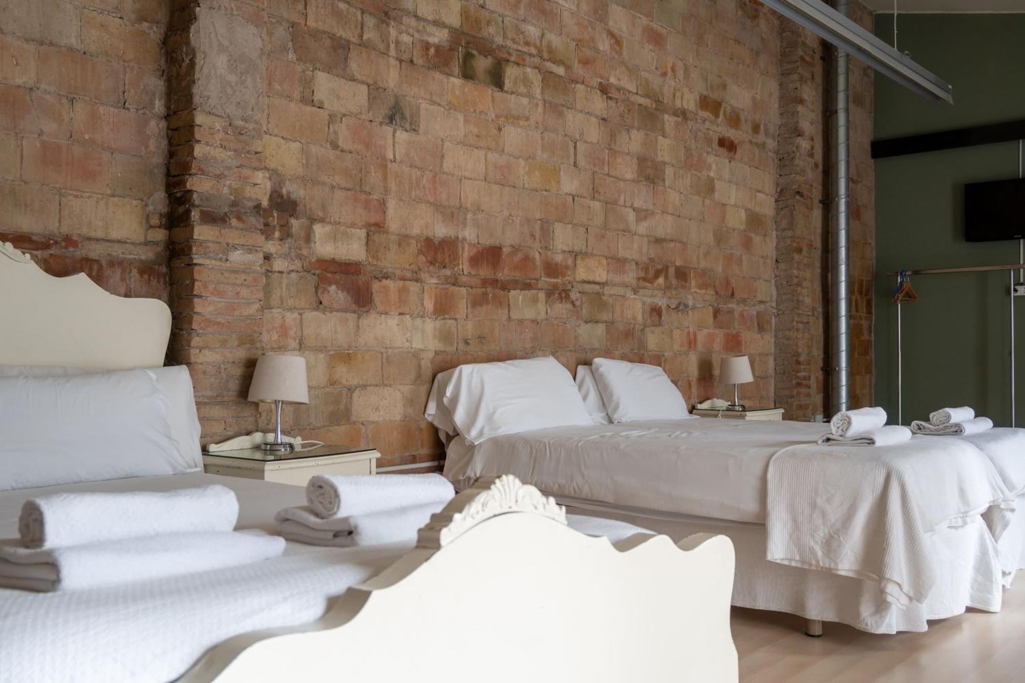 Flora Bed & Breakfast Banyoles Ngoại thất bức ảnh