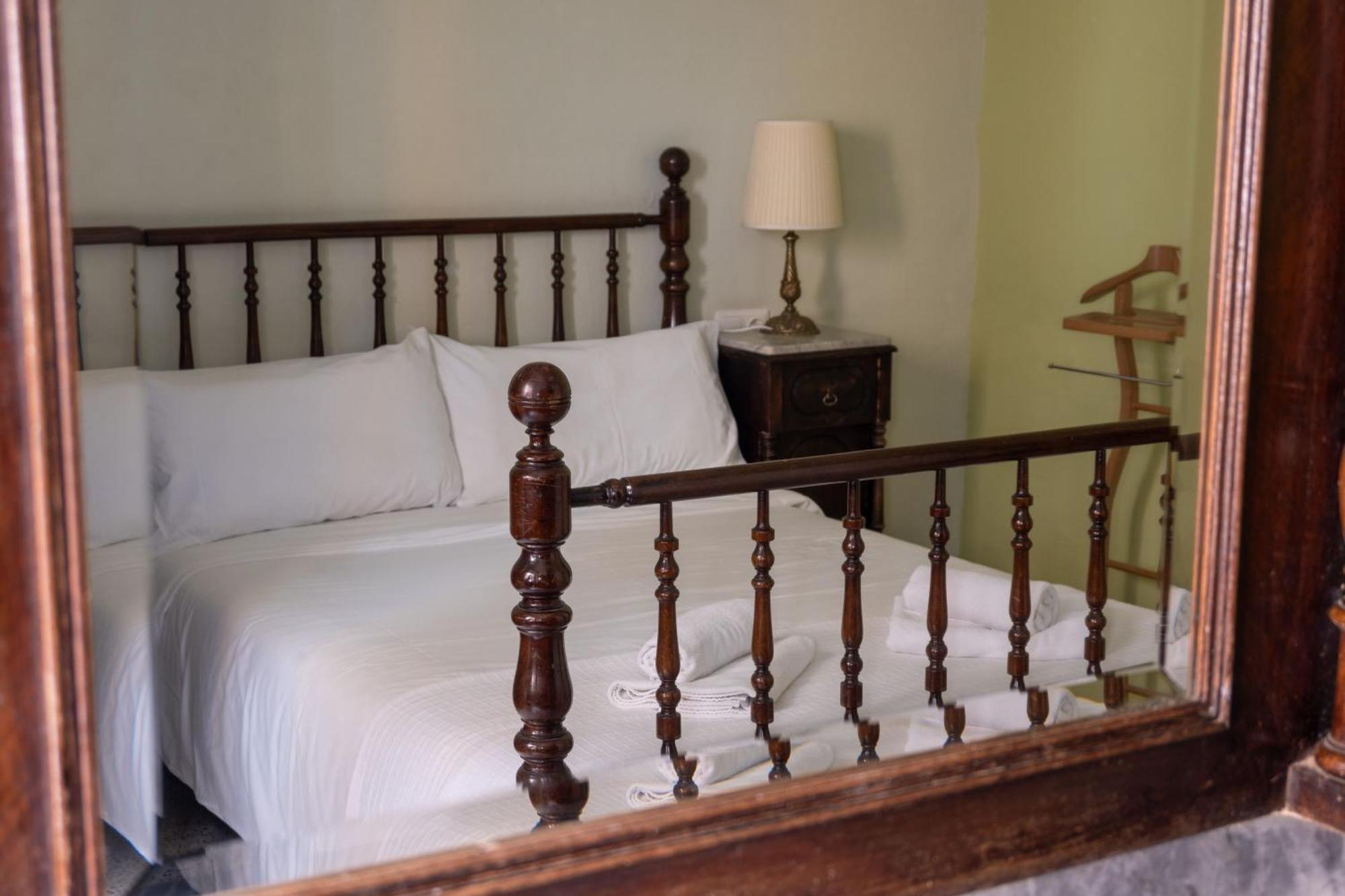 Flora Bed & Breakfast Banyoles Ngoại thất bức ảnh