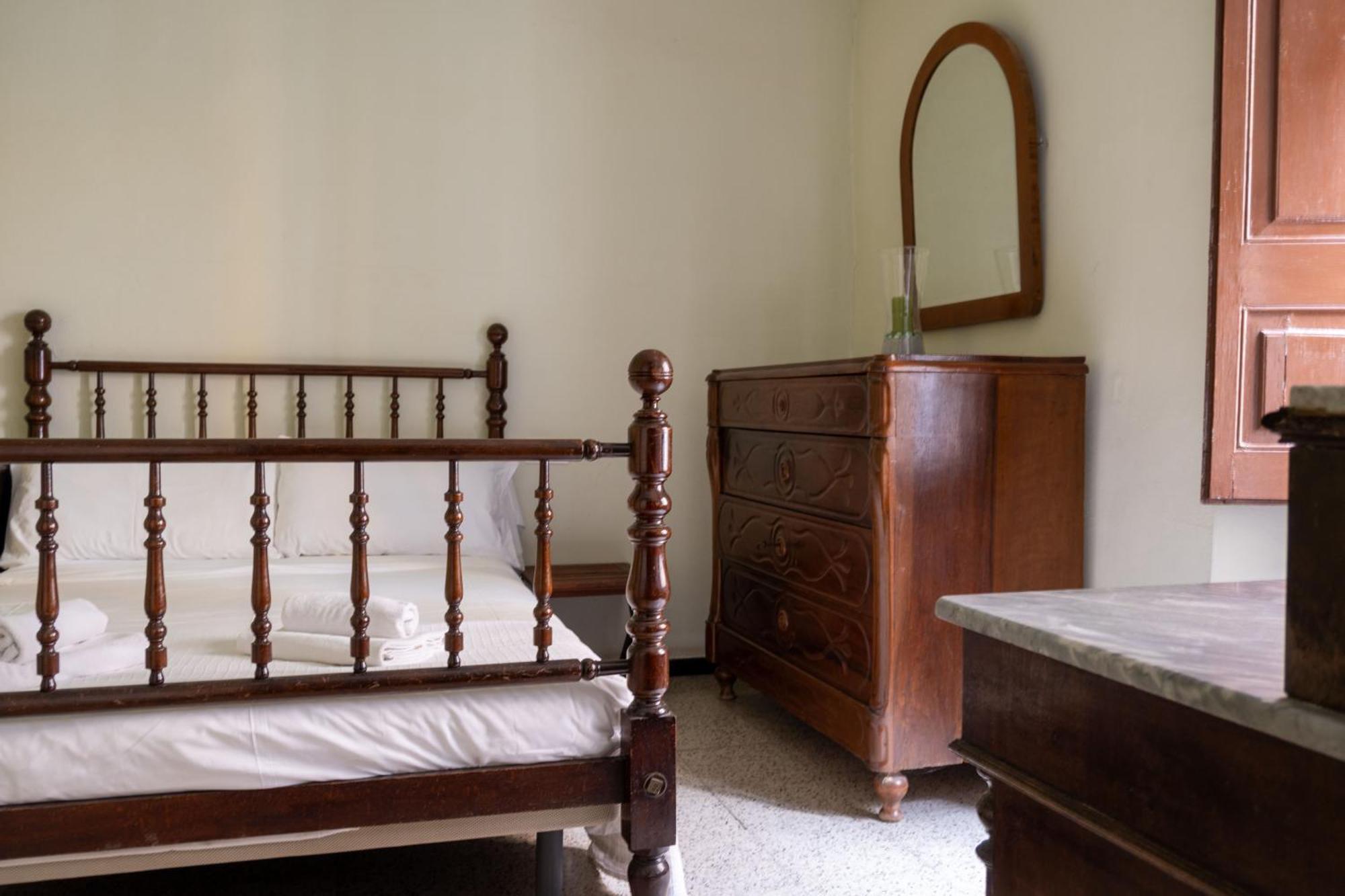 Flora Bed & Breakfast Banyoles Ngoại thất bức ảnh
